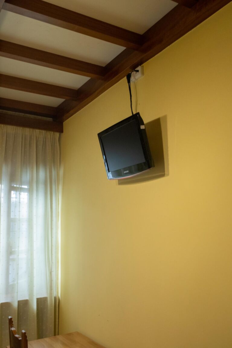 TV en habitación 1 del apartamento derecha