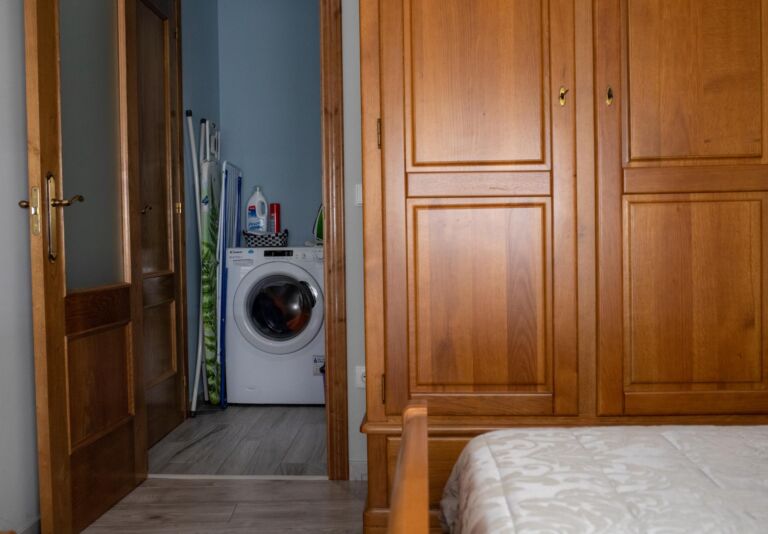 Armario y lavadora de la habitación 2 de la Casa Rural
